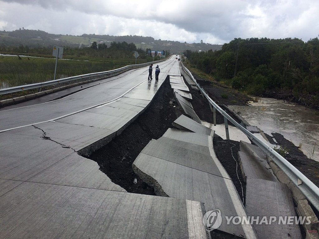 칠레서 규모 7.6 강진에 무너진 도로