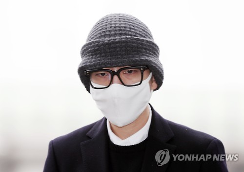 경찰 출석하는 항공기 난동 피의자