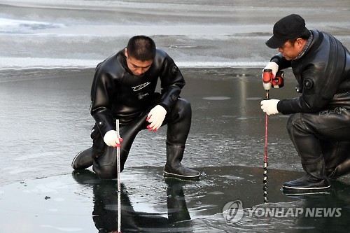 '얼지 않은 얼음' 화천산천어축제 연기