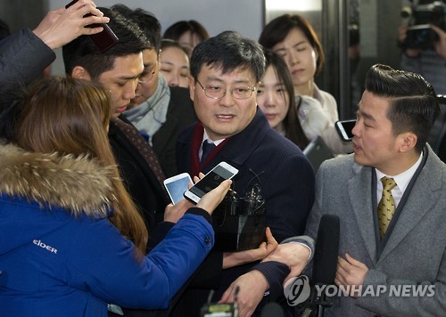 질문에 답하는 송수근 차관