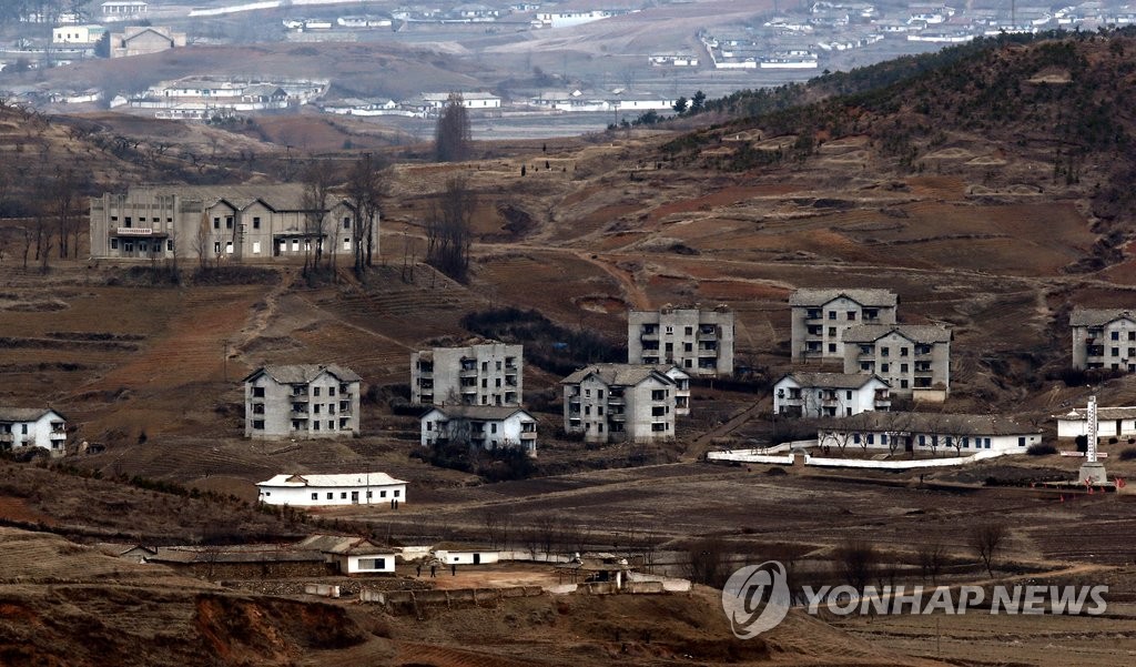 김포 애기봉에서 보이는 북한 해멀마을[연합뉴스 자료사진]