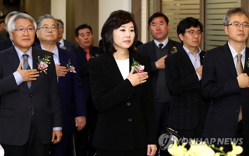 국민의례하는 조윤선 장관 (서울=연합뉴스) 이재희 기자 = 5일 오후 서울 종로구 대한출판문화협회에서 열린 '2017년도 출판인 신년교례회'에서 고영수 대한출판문화협회장(왼쪽부터), 조윤선 문체부 장관이 국민의례를 하고 있다. 2017.1.5 scape@yna.co.kr