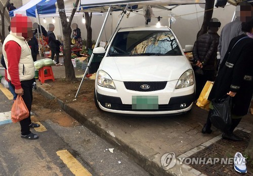 경사로 주차 승용차가 인도로