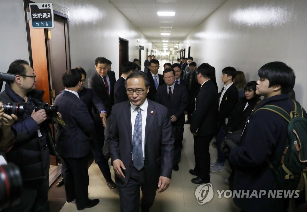 침묵시위 앞 지나치는 홍윤식 장관