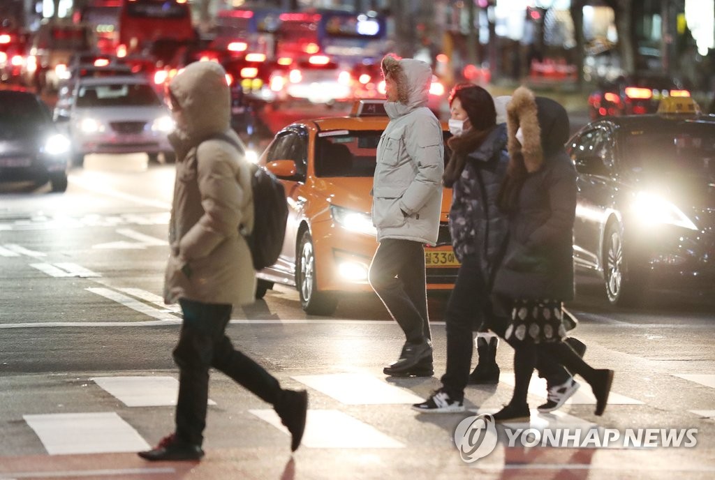 쌀쌀한 퇴근길 걸음 재촉하는 시민들