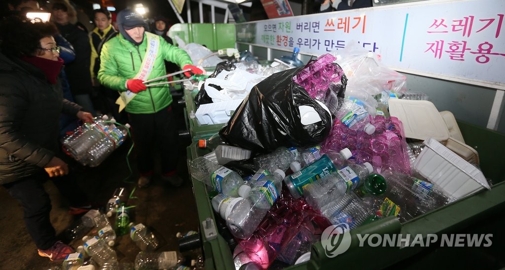 쓰레기 정리하는 청결지킴이 어르신