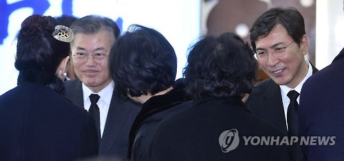 참석자들과 인사하는 '문재인 전 대표, 안희정 도지사'