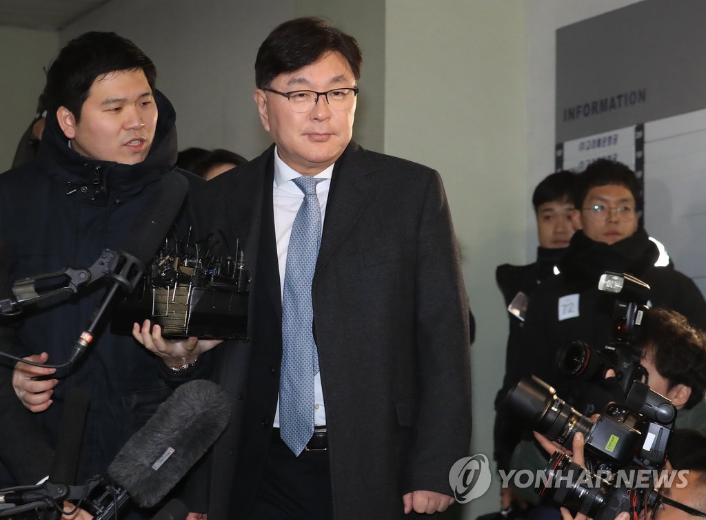 김영재 특검 출석 (서울=연합뉴스) 서명곤 기자 = 박근혜 대통령 '비선 진료' 의혹이 제기된 성형외과 의사 김영재 씨가 17일 오전 의료법 위반 등 피의자 신분으로 조사를 받기 위해 서울 강남구 대치동 특검에 출석하고 있다. 2017.1.17 seephoto@yna.co.kr