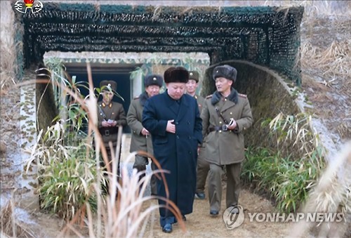 北 김정은, 새해 첫 군부대 시찰
(서울=연합뉴스) 김정은 북한 노동당 위원장이 새해 들어 처음으로 군부대를 시찰했다. 북한 조선중앙TV는 "김정은 동지께서 조선인민군 제233 군부대직속 구분대를 시찰하시였다"며 중대의 싸움준비와 훈련실태를 점검했다고 19일 보도했다. 2017.1.19 << 국내에서만 사용가능. 재배포 금지. For Use Only in the Republic of Korea. No Redistribution >>
nkphoto@yna.co.kr