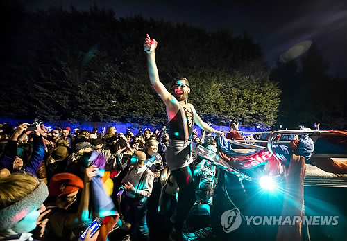 지난 1월 마이크 펜스 美부통령 집앞에서 시위 벌이는 성소수자들