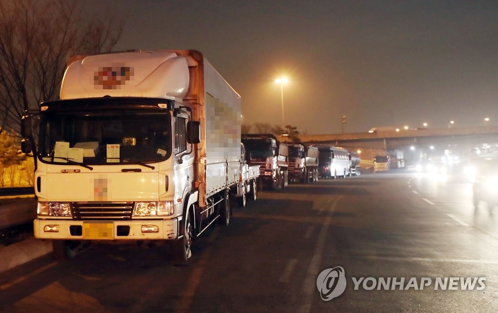 도로변 점령한 밤샘 불법주차