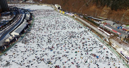 화천산천어축제 강태공 북적