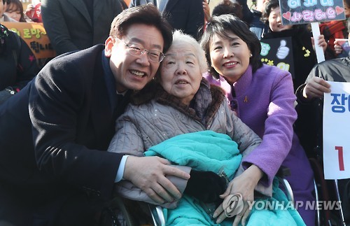 어머니 안아주는 이재명 성남시장