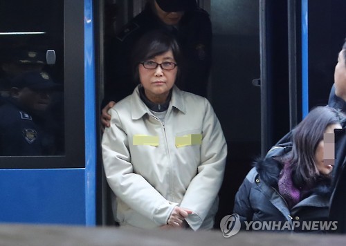 호송차에서 내리는 최순실 (서울=연합뉴스) 하사헌 기자 = '정신적 충격', '강압 수사' 등의 사유로 박영수 특별검사팀의 출석 요구에 6차례나 응하지 않은 '비선 실세' 최순실씨가 25일 오전 체포영장이 집행돼 서울 강남구 특검 사무실에 출두하며 호송차에서 내리고 있다. 2017.1.25 toadboy@yna.co.kr