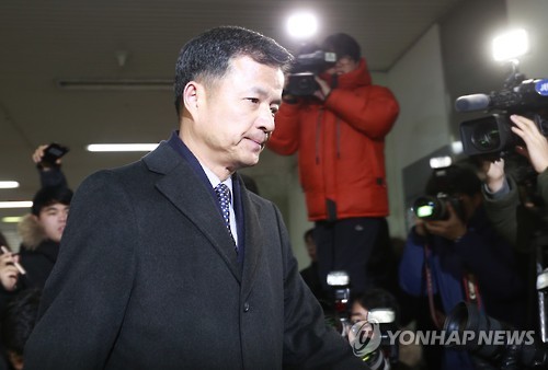 굳은 표정의 유재경 대사