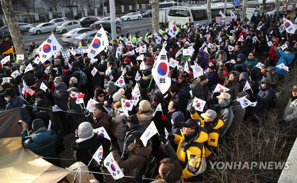 박사모 회원들이 지난달 31일 오후서울 서초구 대검찰청 앞에서 집회를 열고 있다. [연합뉴스 자료사진]