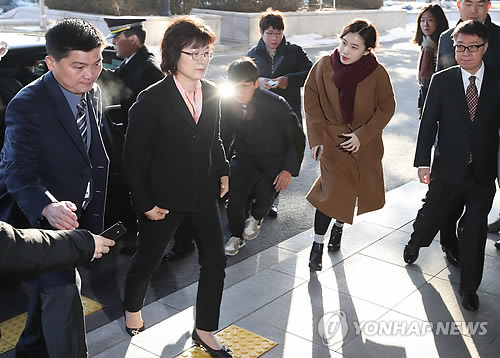 출근하는 이정미 재판관