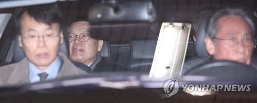 특검 사무실 나서는 박충근 특검보