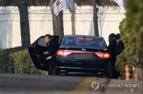 '압수수색' 박충근 특검보 차량 청와대 앞 도착