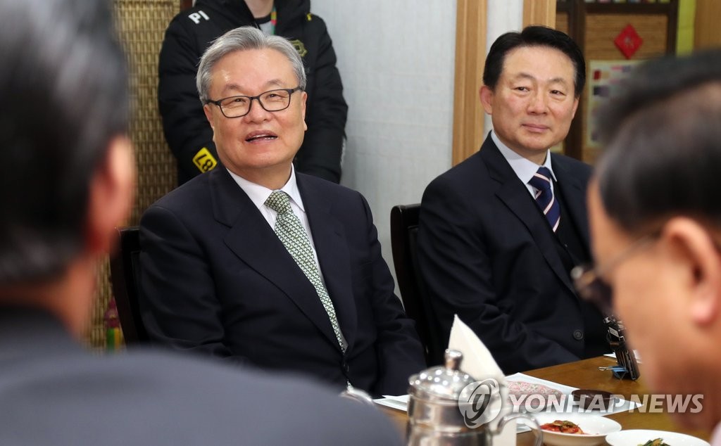 충청권 의원들과 오찬하는 인명진 비대위원장