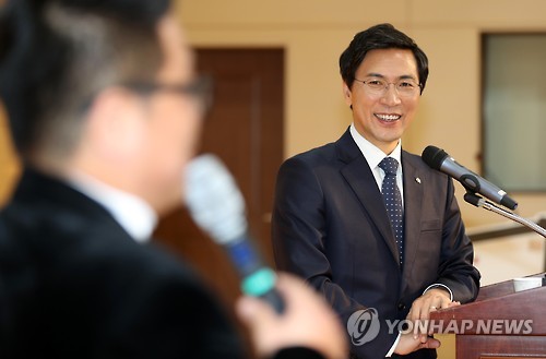 밝은 표정의 안희정