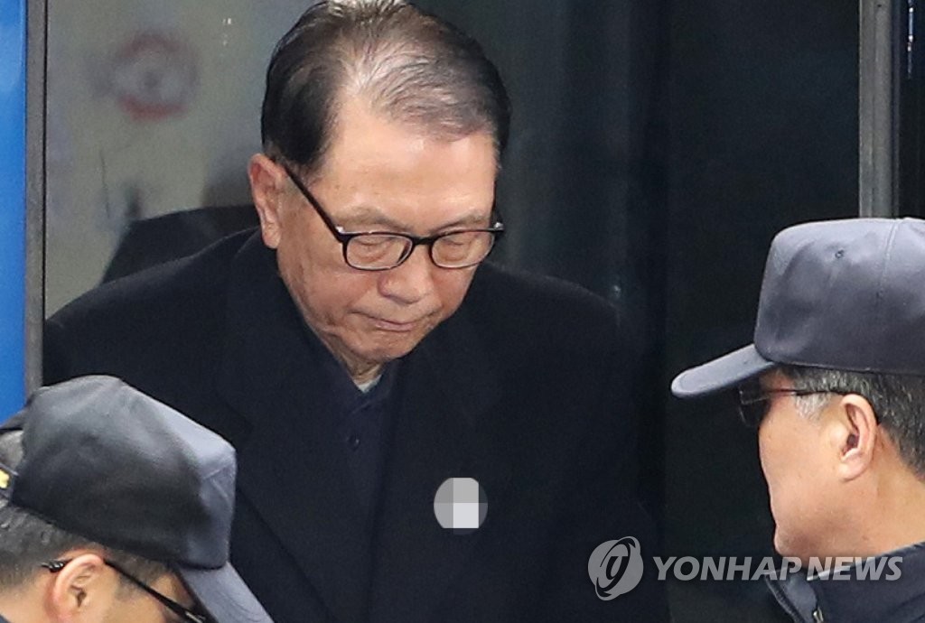 호송차에서 내리는 김기춘 (서울=연합뉴스) 임헌정 기자 = 김기춘 전 대통령 비서실장이 4일 오후 서울 강남구 대치동 박영수 특별검사 사무실로 소환되고 있다. 2017.2.4 kane@yna.co.kr