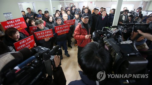 고성 오가는 '김진태 의원 사퇴촉구 기자회견'