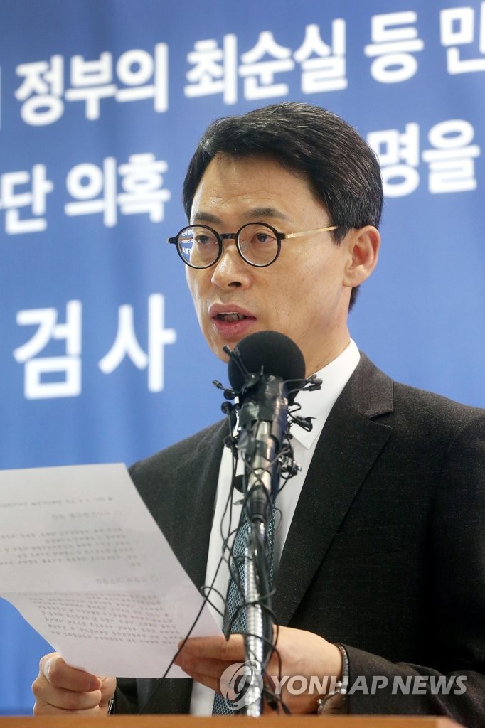 (서울=연합뉴스) 서명곤 기자 = '최순실 게이트'와 박근혜 대통령의 비위 의혹을 수사중인 박영수 특별검사팀 대변인 이규철 특검보가 6일 오후 서울 강남구 대치동 특검 기자실에서 열린 브리핑에서 취재진의 질문에 답하고 있다. 2017.2.6 seephoto@yna.co.kr