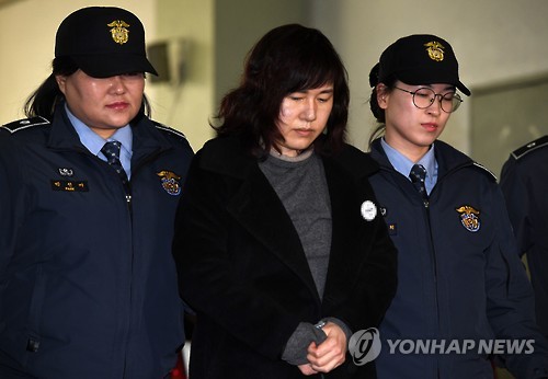 재소환 되는 '학사비리' 이인성 (서울=연합뉴스) 서명곤 기자 = '비선 실세' 최순실씨 딸 정유라씨의 이화여대 재학 중 부당하게 성적 특혜를 준 혐의로 구속된 이인성 의류산업학과 교수가 6일 오후 조사를 받기 위해 서울 강남구 대치동 특검 사무실로 들어서고 있다. 2017.2.6 seephoto@yna.co.kr