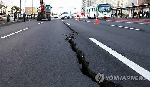 쩍 벌어진 도로..교통통제