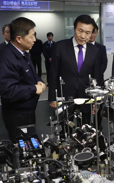 판교 테크노밸리 찾은 손학규