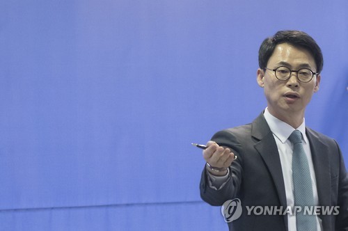 브리핑하는 이규철 특검 대변인