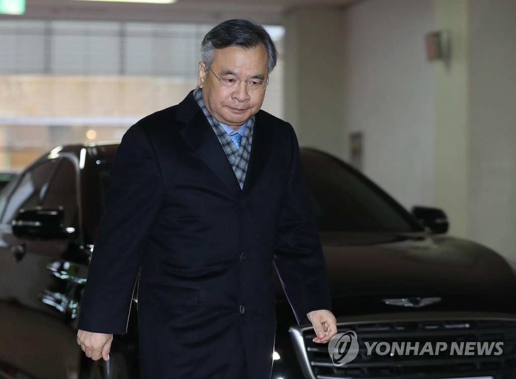 (서울=연합뉴스) 박영수 특별검사가 10일 오전 서울 강남구 대치동 사무실로 출근하고 있다.