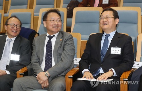 경제학술대회 참석한 유일호 부총리