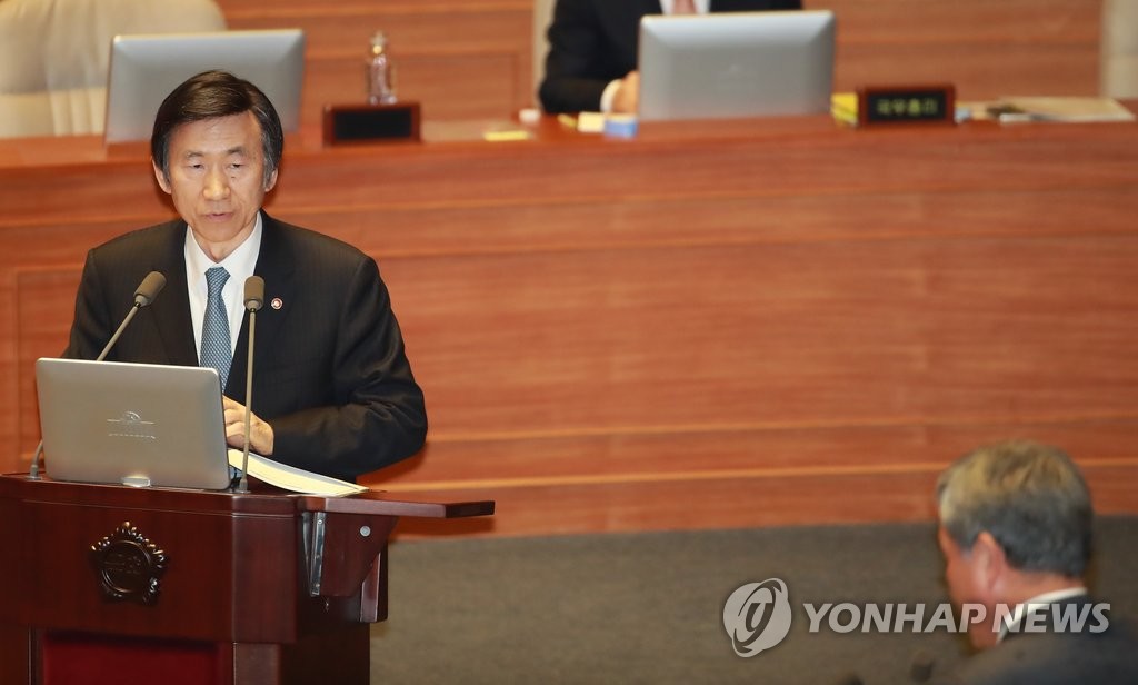 답변하는 윤병세 외교장관
(서울=연합뉴스) 홍해인 기자 = 윤병세 외교부 장관이 10일 오후 국회 본회의장에서 열린 비(非) 경제 분야 대정부질문에 참석해 국민의당 이상돈 의원의 질의에 답하고 있다. 2017.2.10
hihong@yna.co.kr