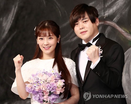 2월 '아이돌 1호' 부부가 된 소율과 문희준(오른쪽)