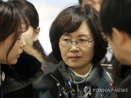 입 굳게 다문 최경희 전 총장
