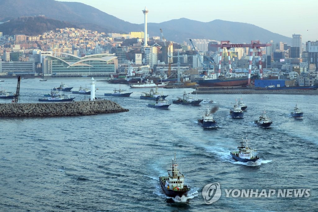 어선 출항…바닷모래 채취 반대