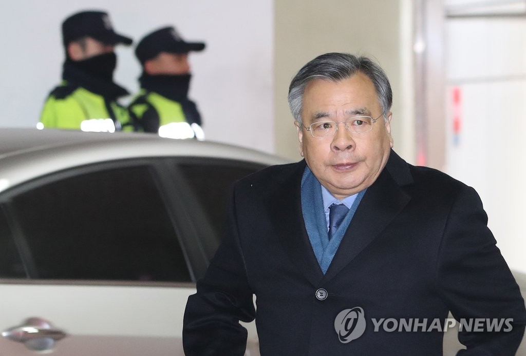 출근하는 박영수 특별검사
