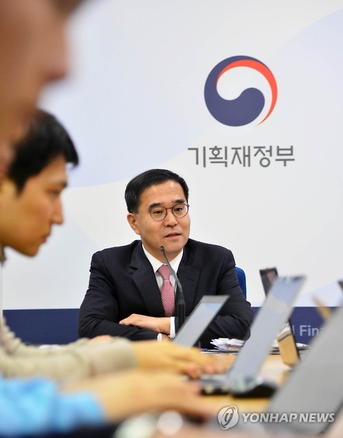 기자간담회 주재하는 이찬우 차관보