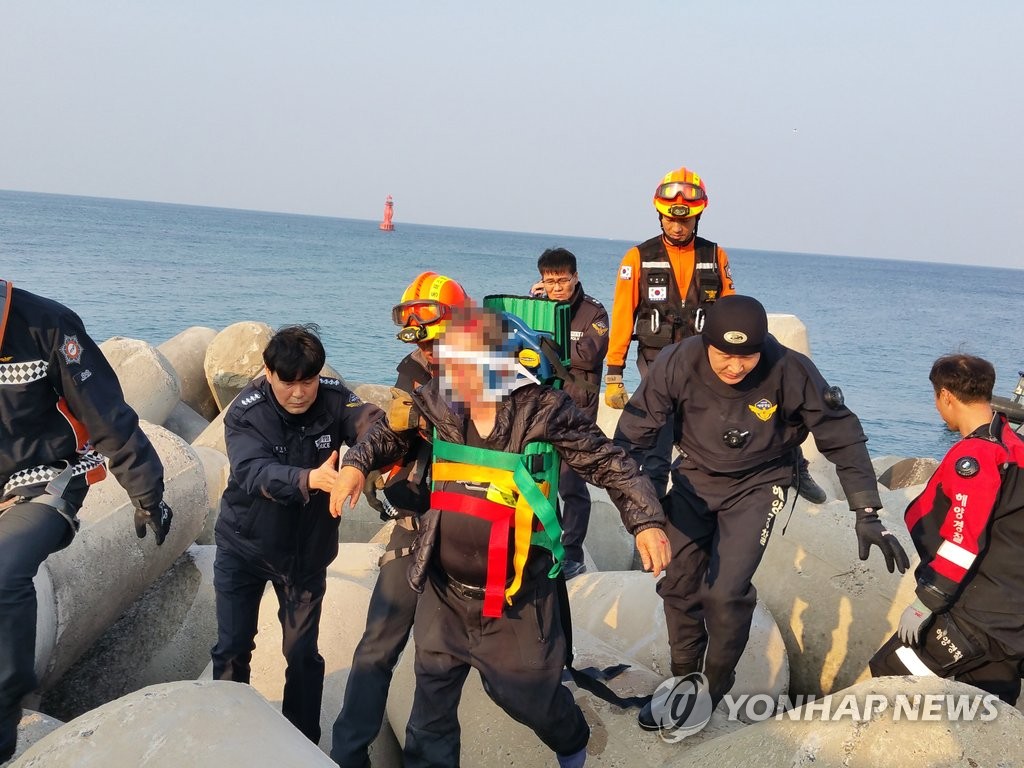 테트라포드서 추락한 낚시꾼 구조