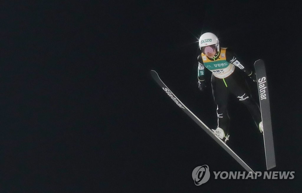 비행하는 타카나시 사라