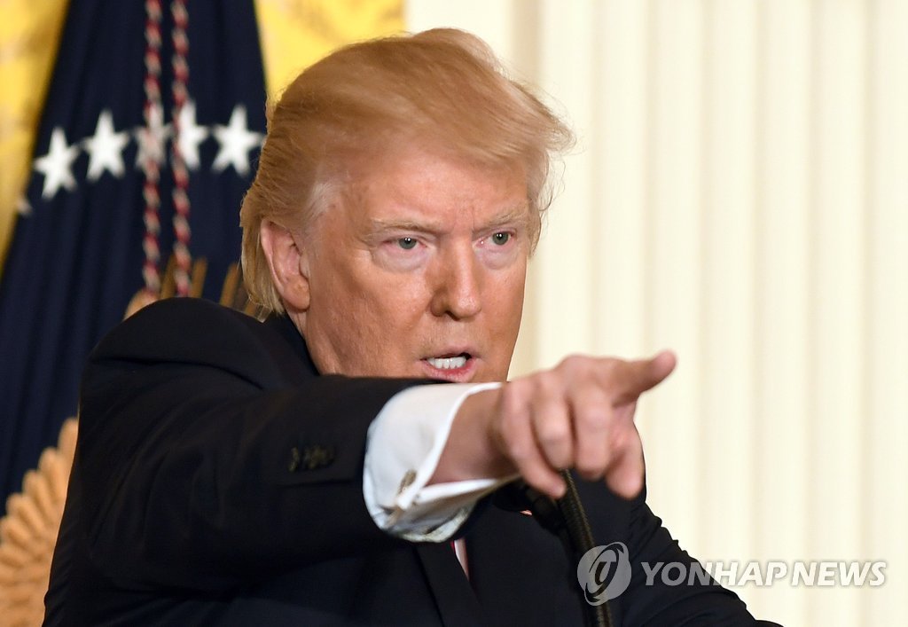 질문기자를 지명하는 트럼프 미국 대통령