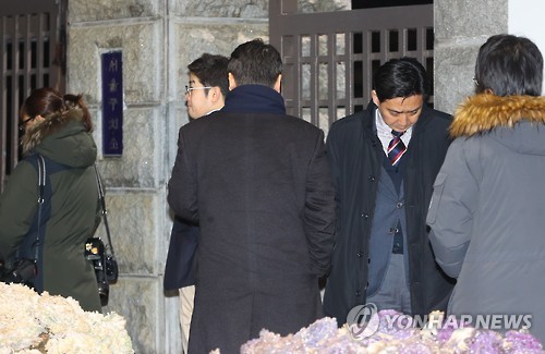 총수 구속...공황상태 빠진 삼성