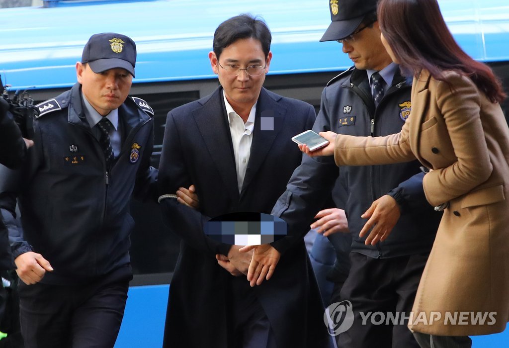 검정 승용차 아닌 호송차 타고 특검 소환된 이재용