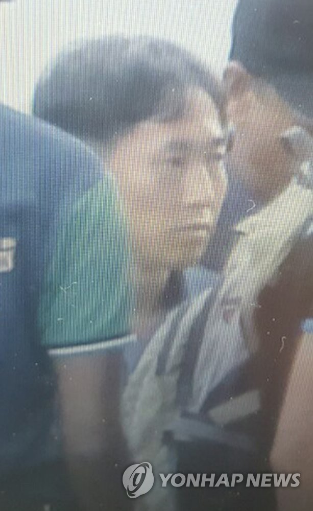 세팡 경찰서 들어가는 리정철