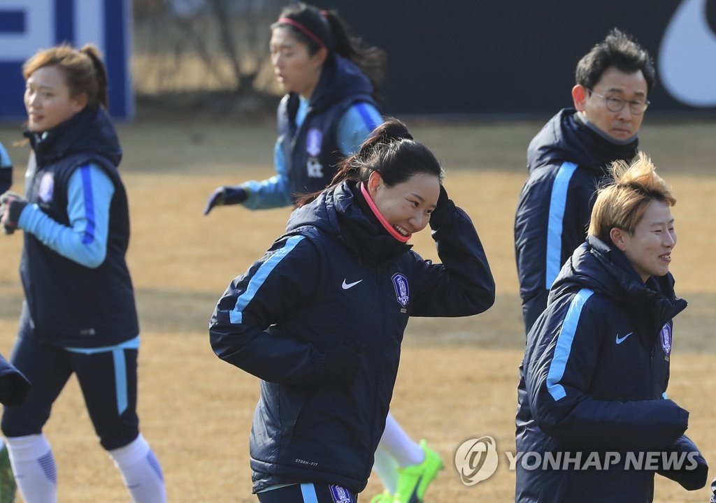 최고참 김정미, '오랜만이라 어색하네요'