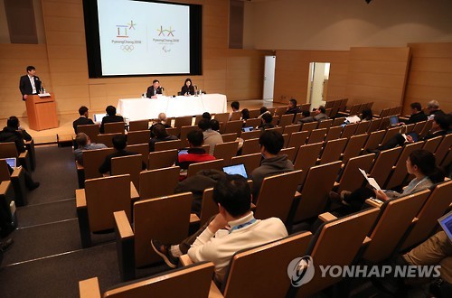기자들 만난 이희범 조직위원장