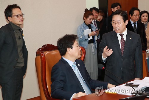'특검연장 논의 안 하면 나갑니다'