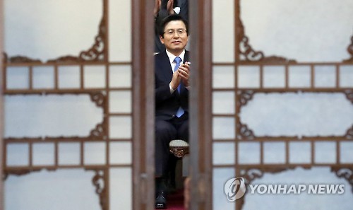 표정 밝지만 고심 깊은 황 권한대행